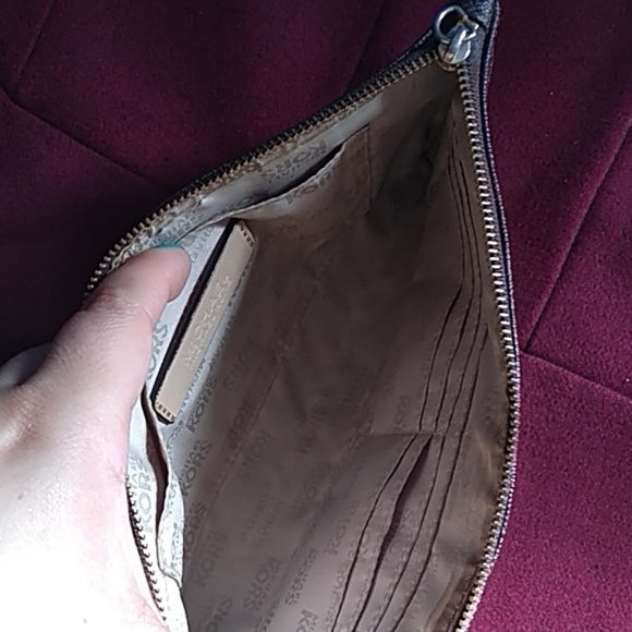Michael kors wristlet - Picture 5 of 5